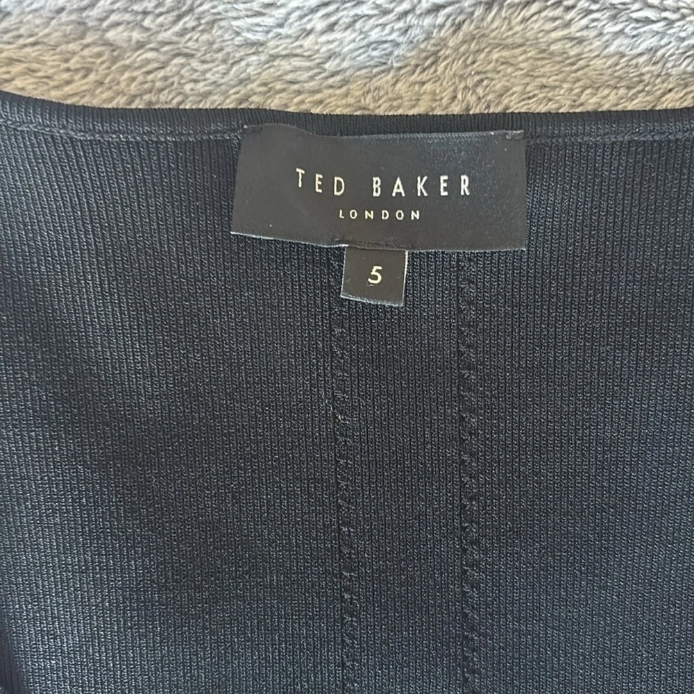 Ted Baker Cileste V Neck Knit Top in Black Size Small 5 (US 12) EUC